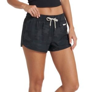 NWT Vuori Clementine Shorts in black camo